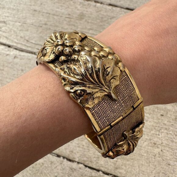 Vintage Art Nouveaux Repousse Grape Vine Relief Bracelet - Picture 2 of 7